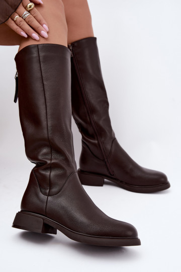 Damenstiefel bis zum Knie mit breiten Absätzen isoliert D&A JC62-1036 in Schokolade