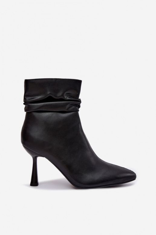 Stiefeletten mit dünnen Absätzen isoliert mit Rüschen D&A JC62-1070 in Schwarz