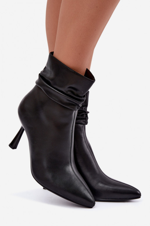 Stiefeletten mit dünnen Absätzen isoliert mit Rüschen D&A JC62-1070 in Schwarz