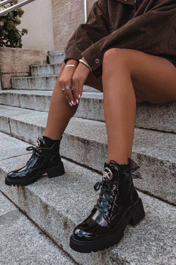 Wärmende Stiefeletten mit Lackeffekt und goldenen Details in Schwarz Kavirae