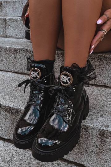 Wärmende Stiefeletten mit Lackeffekt und goldenen Details in Schwarz Kavirae 2