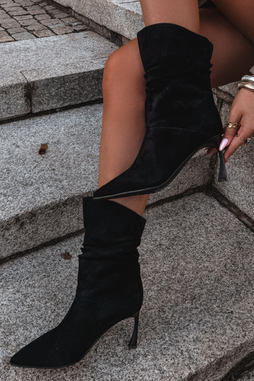 Stiefeletten aus Kunstwildleder mit dünnen Absätzen isoliert mit Rüschen D&A JC62-1038 in Schwarz