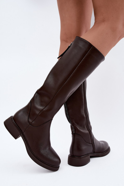 Damenstiefel bis zum Knie mit breiten Absätzen isoliert D&A JC62-1036 in Schokolade