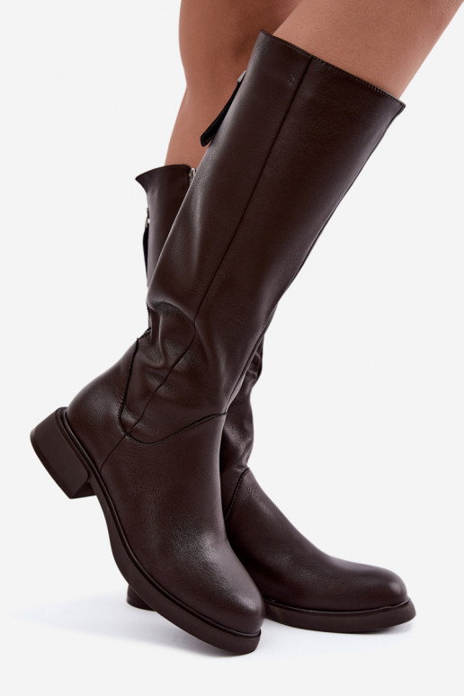 Damenstiefel bis zum Knie mit breiten Absätzen isoliert D&A JC62-1036 in Schokolade