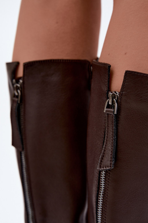Damenstiefel bis zum Knie mit breiten Absätzen isoliert D&A JC62-1036 in Schokolade
