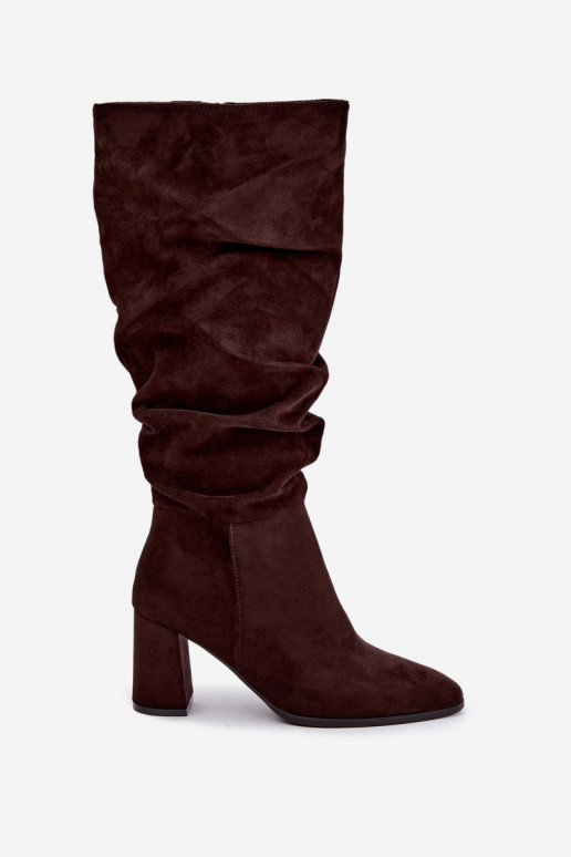 Kniehohe Stiefel mit Absatz und Rüschen isoliert in Schokolade Haliah