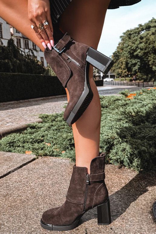 Schokoladenfarbene Stiefeletten aus Kunstveloursleder mit Absätzen und Schnallen Vinceza 91152