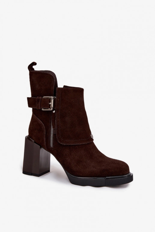 Schokoladenfarbene Stiefeletten aus Kunstveloursleder mit Absätzen und Schnallen Vinceza 91152
