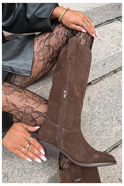 Faux-Suede Damenstiefel bis zum Knie mit niedrigem Absatz isoliert Big Star UU274519 in Schokoladenfarbe