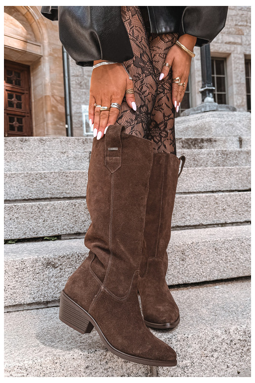 Faux-Suede Damenstiefel bis zum Knie mit niedrigem Absatz isoliert Big Star UU274519 in Schokoladenfarbe