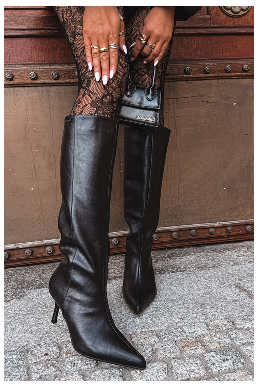 natürliches Leder kniehohe Stiefel mit dünnen Absätzen isoliert im Slipper-Modell Big Star UU274497 in schwarzer Farbe