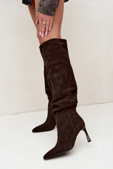 Faux-Suede kniehohe Stiefel Slouchy mit dünnen Absätzen Vinceza 89170 in Schokoladenfarbe