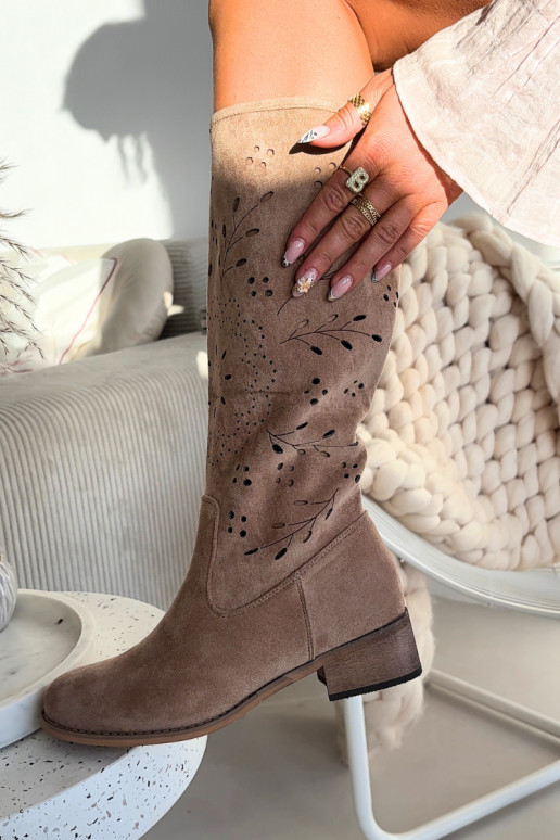Sandfarbene Damenstiefel mit Ausschnitt-Elementen Helinna Klocke