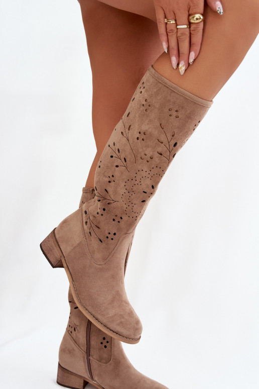 Sandfarbene Damenstiefel mit Ausschnitt-Elementen Helinna Klocke