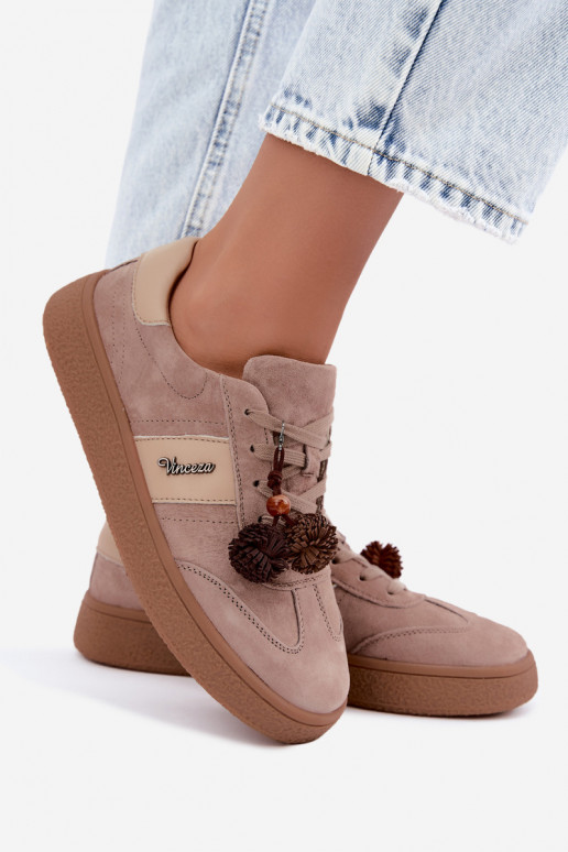 Sneaker aus Kunstveloursleder mit flauschigen Pompons Vinceza 79682 sandfarben
