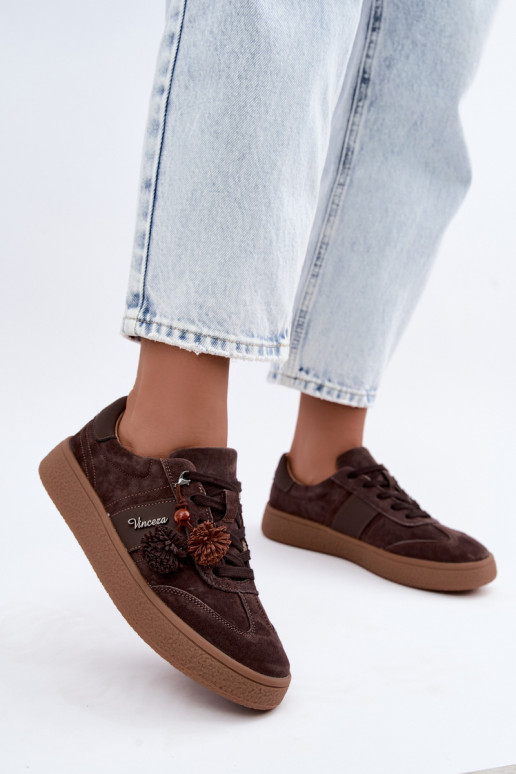 Sneaker aus Kunstveloursleder mit flauschigen Pompons Vinceza 79682 schokoladenfarben