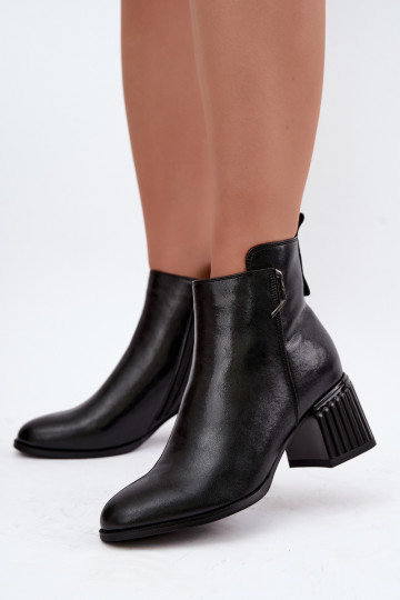 Leder Stiefeletten mit Absätzen isoliert D&A CR62-3442 in schwarzer Farbe