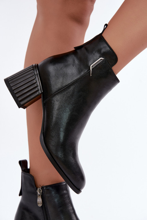 Leder Stiefeletten mit Absätzen isoliert D&A CR62-3442 in schwarzer Farbe