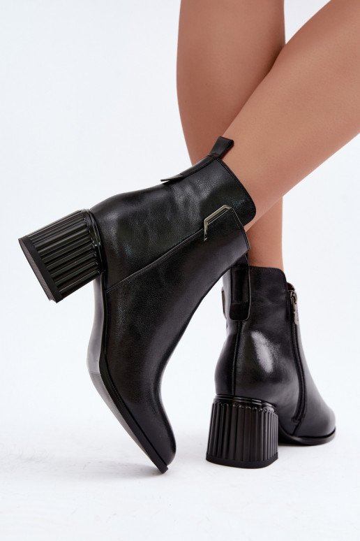 Leder Stiefeletten mit Absätzen isoliert D&A CR62-3442 in schwarzer Farbe