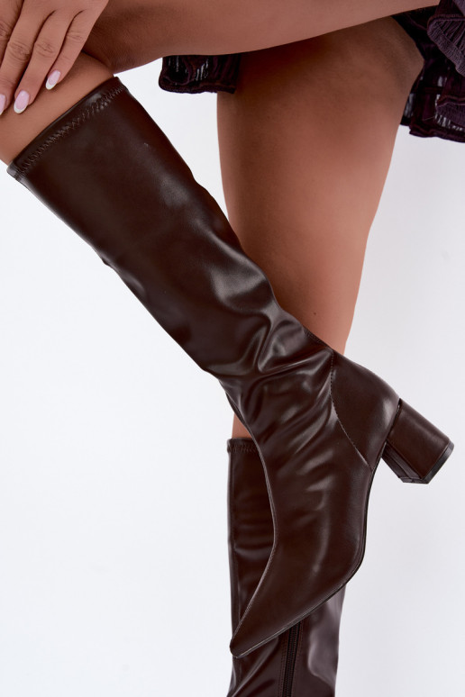 knielange Stiefel mit Absätzen und spitzen Zehen aus Kunstleder in Schokolade Amora