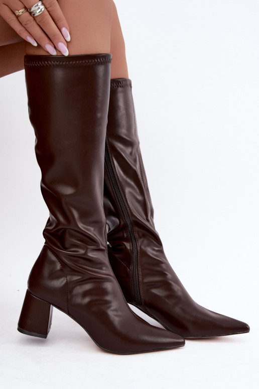 knielange Stiefel mit Absätzen und spitzen Zehen aus Kunstleder in Schokolade Amora