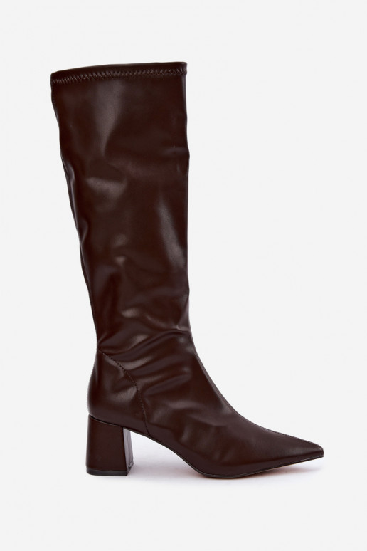 knielange Stiefel mit Absätzen und spitzen Zehen aus Kunstleder in Schokolade Amora