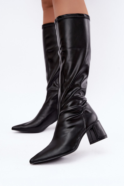 knielange Stiefel mit Absätzen und spitzen Zehen aus Kunstleder in Schwarz Amora