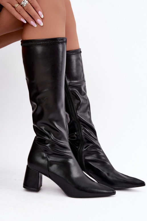 knielange Stiefel mit Absätzen und spitzen Zehen aus Kunstleder in Schwarz Amora