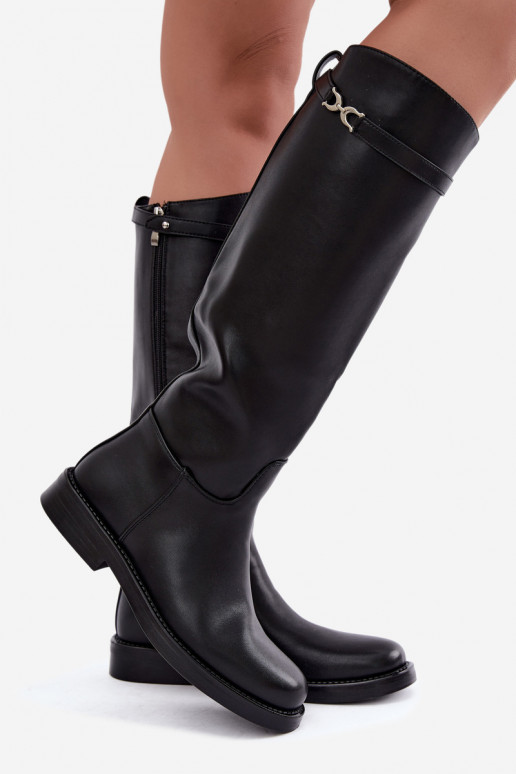 Lange Stiefel mit breiten Absätzen und dekorativen Riemen in schwarzer Farbe Famina