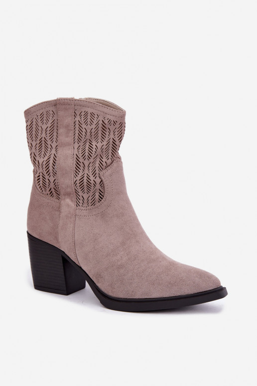Stiefeletten mit Ausschnitt-Elementen isoliert in sandfarbener Farbe Salinae