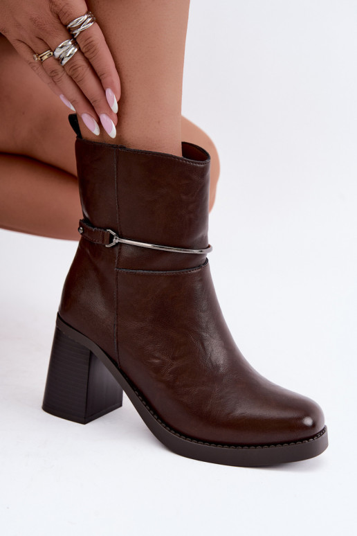 Leder-Damen-Stiefeletten isoliert mit Absätzen und verzierten Absätzen in schokoladenfarbener Farbe Gracelle