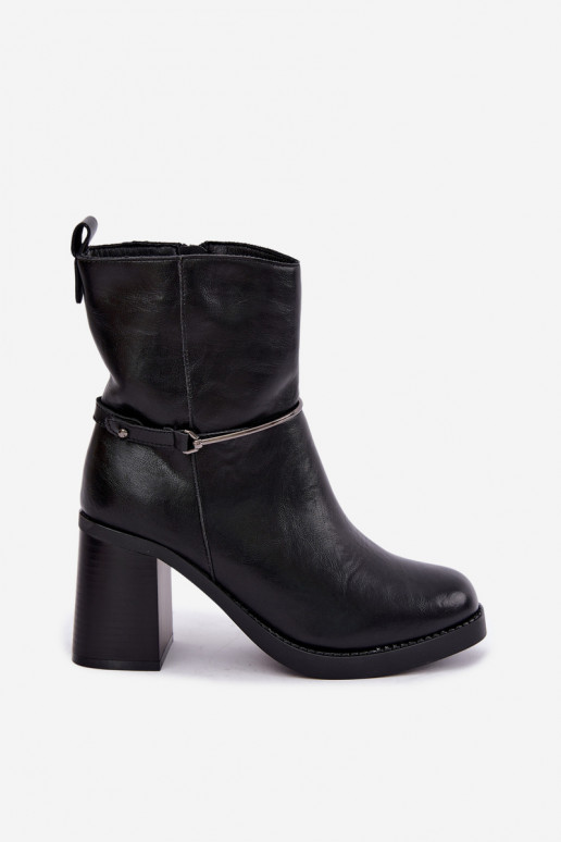 Leder-Damen-Stiefeletten isoliert mit Absätzen und verzierten Absätzen in schwarzer Farbe Gracelle