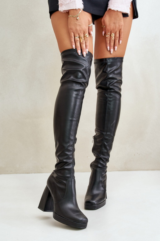 Über-Knie-Stiefel mit Absatz in Schwarz Liatheia