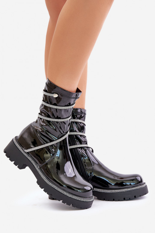 Lackierte Stiefeletten mit Dekoration in Schwarz Kikizelle