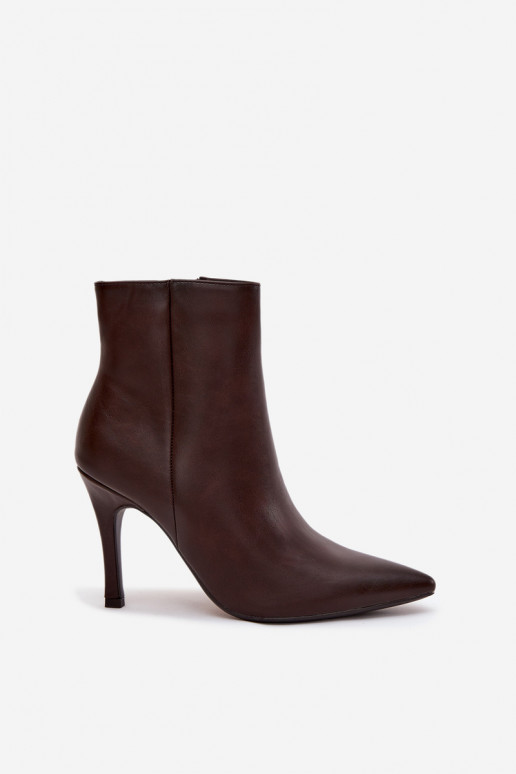 Isolierte Damen Stiefeletten mit dünnen Absätzen, aus Kunstleder, in Schokoladenfarbe Nolisse