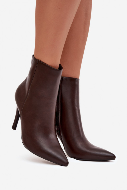 Isolierte Damen Stiefeletten mit dünnen Absätzen, aus Kunstleder, in Schokoladenfarbe Nolisse