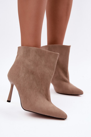 Slip-On Stiefeletten mit dünnen Absätzen in Sandfarbe Kamea