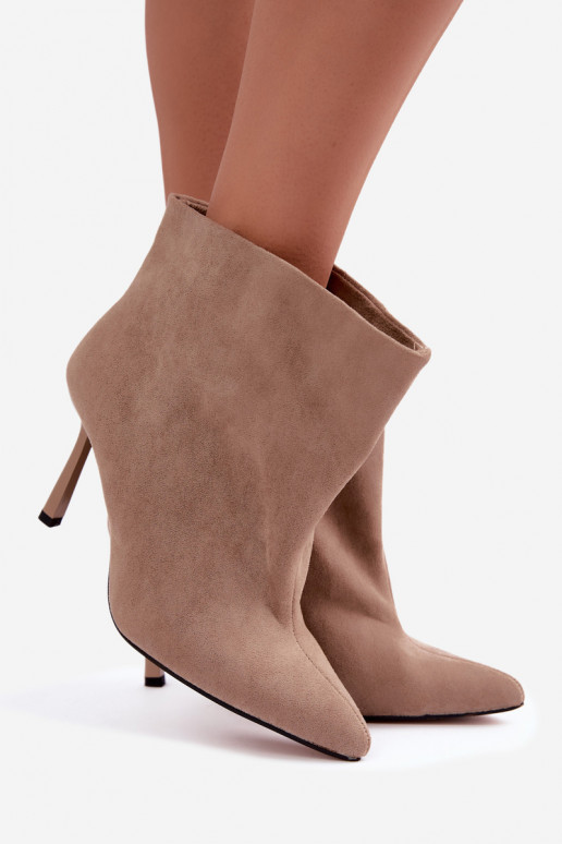 Slip-On Stiefeletten mit dünnen Absätzen in Sandfarbe Kamea