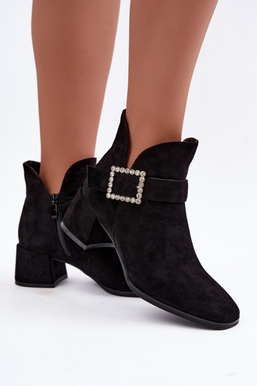 Stiefeletten mit Riemen und dekorativer Schnalle in Schwarz Ameline