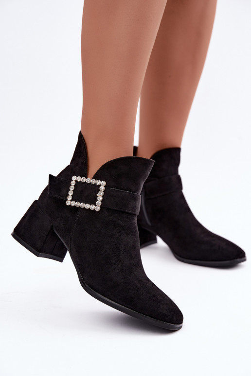 Stiefeletten mit Riemen und dekorativer Schnalle in Schwarz Ameline