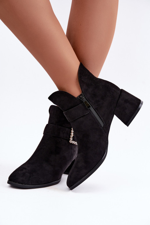 Stiefeletten mit Riemen und dekorativer Schnalle in Schwarz Ameline