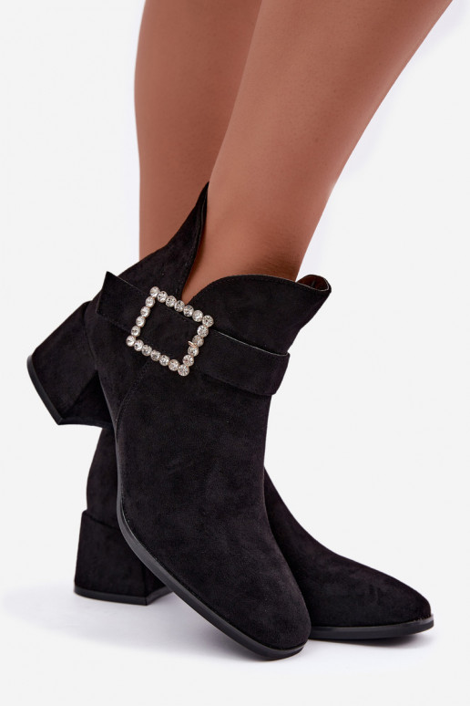 Stiefeletten mit Riemen und dekorativer Schnalle in Schwarz Ameline