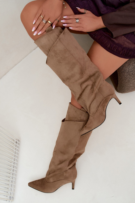 gefütterte kniehohe Stiefel mit Rüschen und dünnen Absätzen in sandfarben Auretta