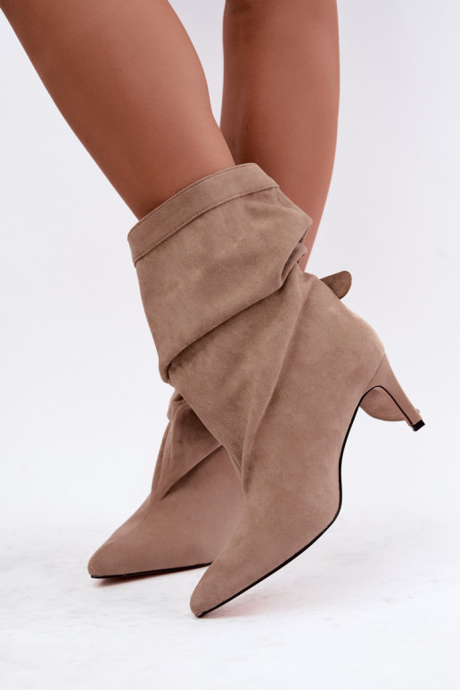 Schlüpfschuhe mit dünnen Absätzen und Riemen in sandfarben Soreya