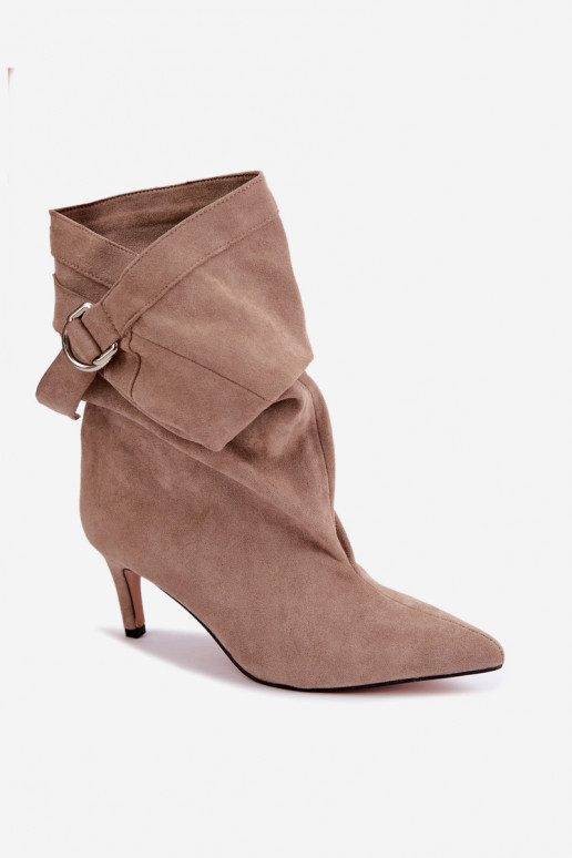 Schlüpfschuhe mit dünnen Absätzen und Riemen in sandfarben Soreya