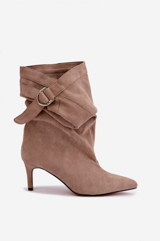 Schlüpfschuhe mit dünnen Absätzen und Riemen in sandfarben Soreya