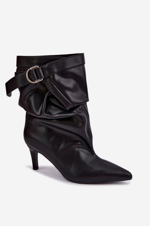 Schlüpfschuhe mit dünnen Absätzen und Riemen in schwarz Soreya