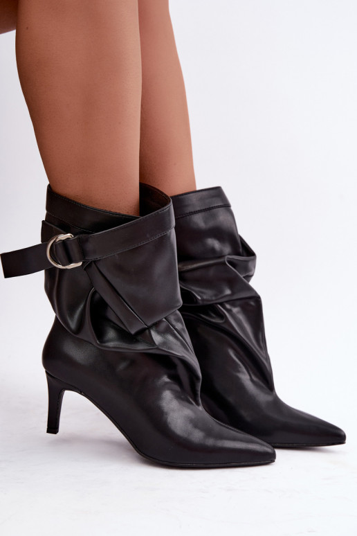 Schlüpfschuhe mit dünnen Absätzen und Riemen in schwarz Soreya