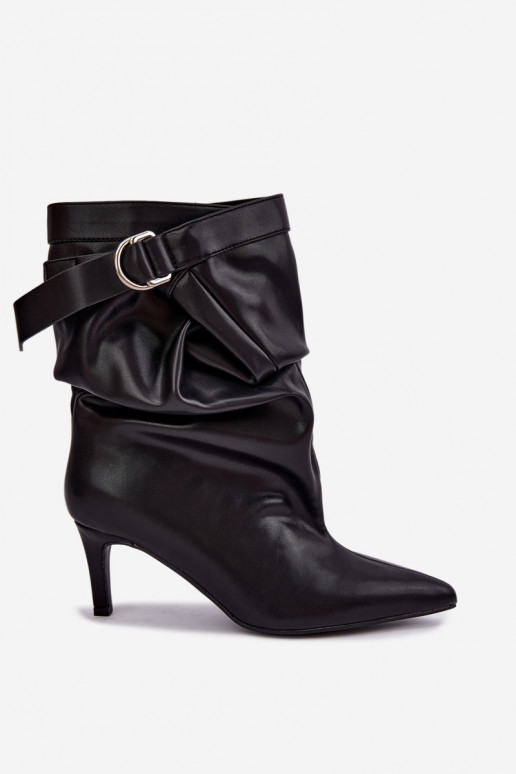 Schlüpfschuhe mit dünnen Absätzen und Riemen in schwarz Soreya