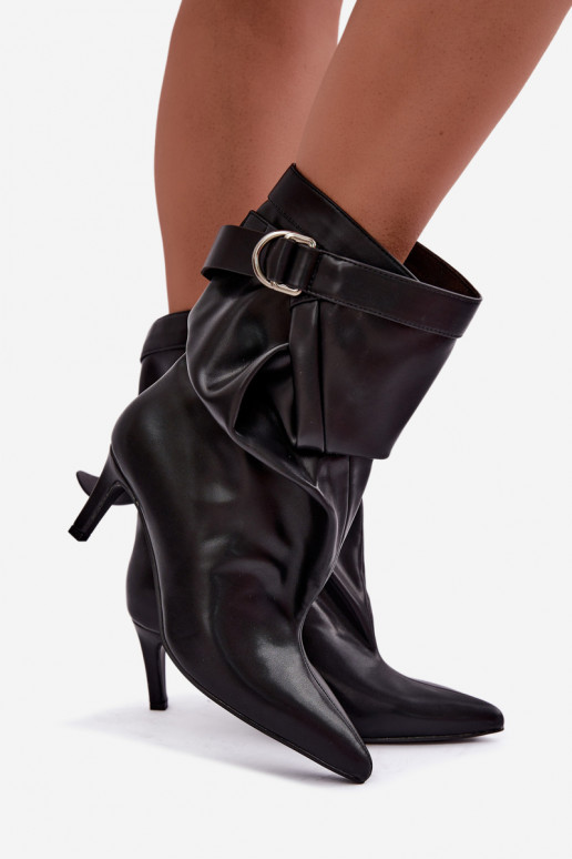 Schlüpfschuhe mit dünnen Absätzen und Riemen in schwarz Soreya